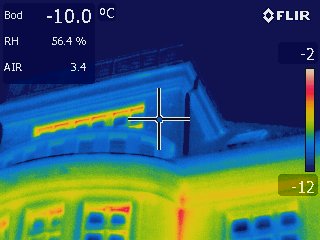 Snímek z termokamery FLIR s údaji o vlhkosti (levý horní roh) z přístroje MO 297 (kombinovaného vlhkoměru a teploměru)